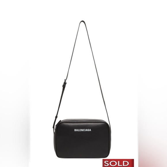BALENCIAGA WOMEN'S EVERYDAY MEDIUM CAMERA BAG IN BLACK. - Picture 1 of 7